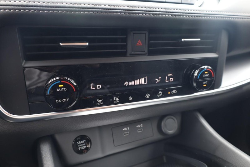Nissan Rogue Vehicle Image 14
