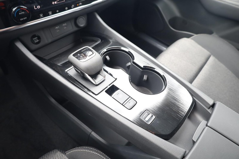 Nissan Rogue Vehicle Image 16