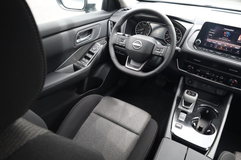 Nissan Rogue Vehicle Image 24