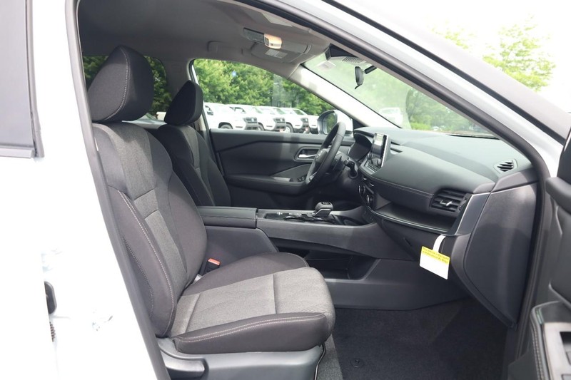 Nissan Rogue Vehicle Image 25