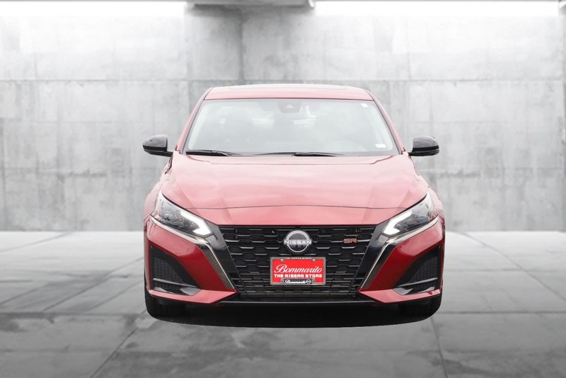 Nissan Altima Vehicle Image 04