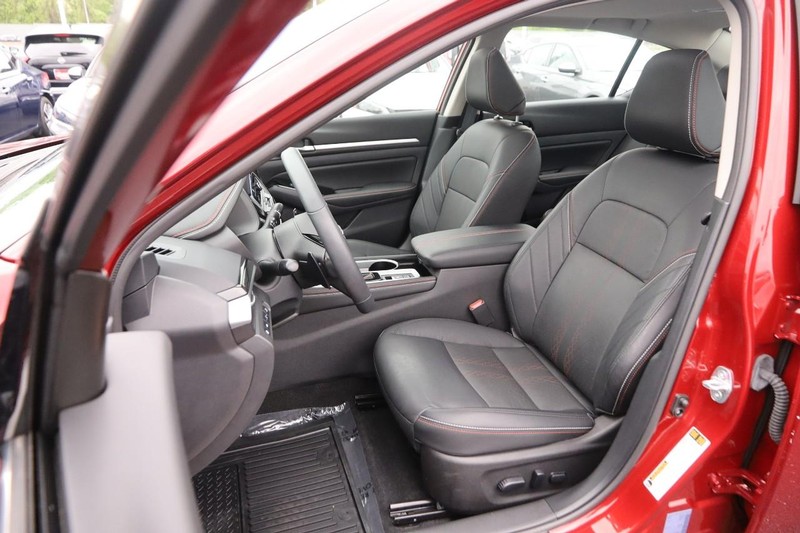 Nissan Altima Vehicle Image 09