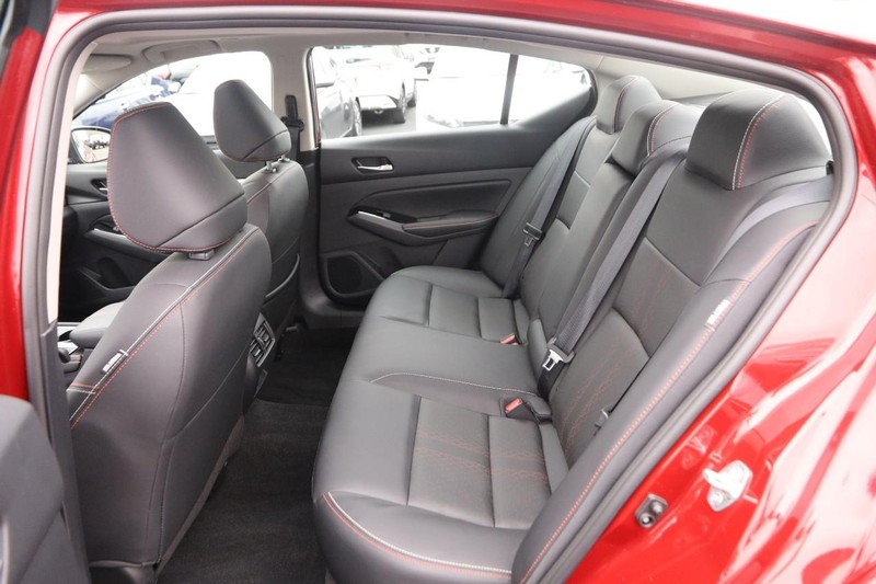 Nissan Altima Vehicle Image 10
