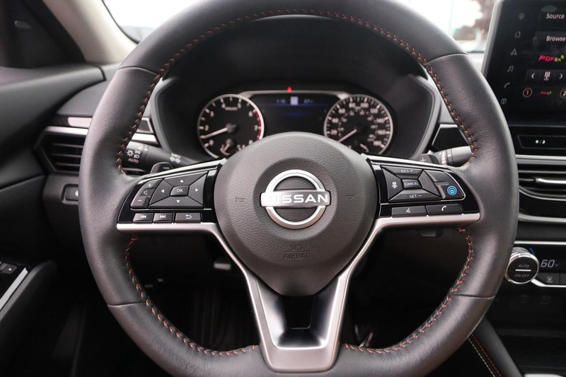 Nissan Altima Vehicle Image 11