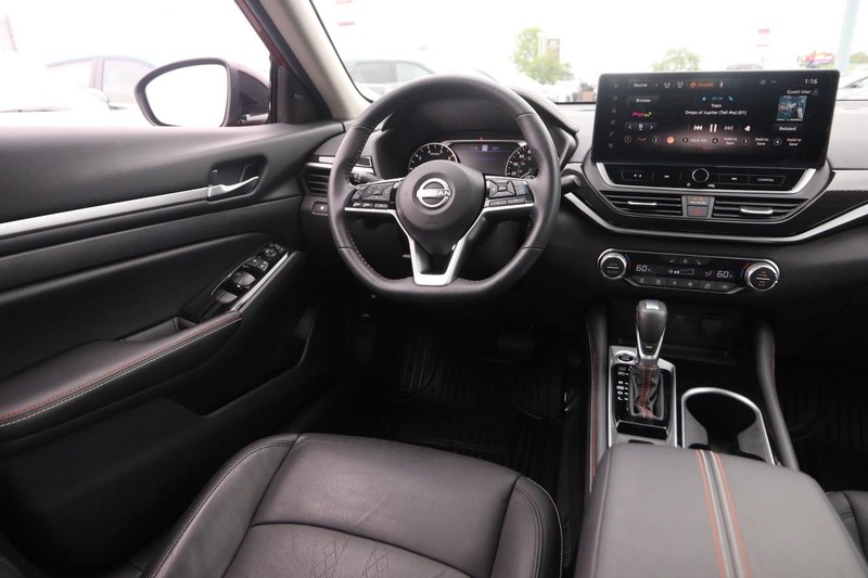 Nissan Altima Vehicle Image 22