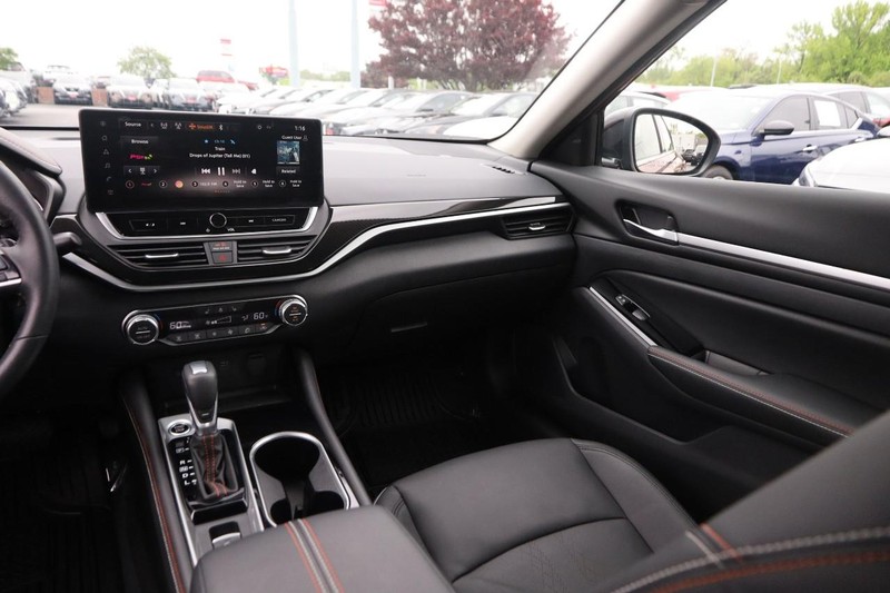 Nissan Altima Vehicle Image 25