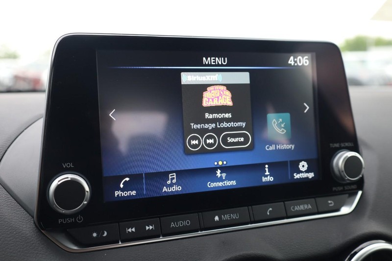 Nissan Sentra Vehicle Image 11