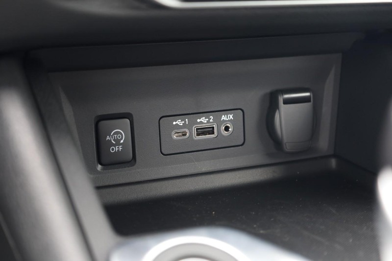 Nissan Sentra Vehicle Image 14
