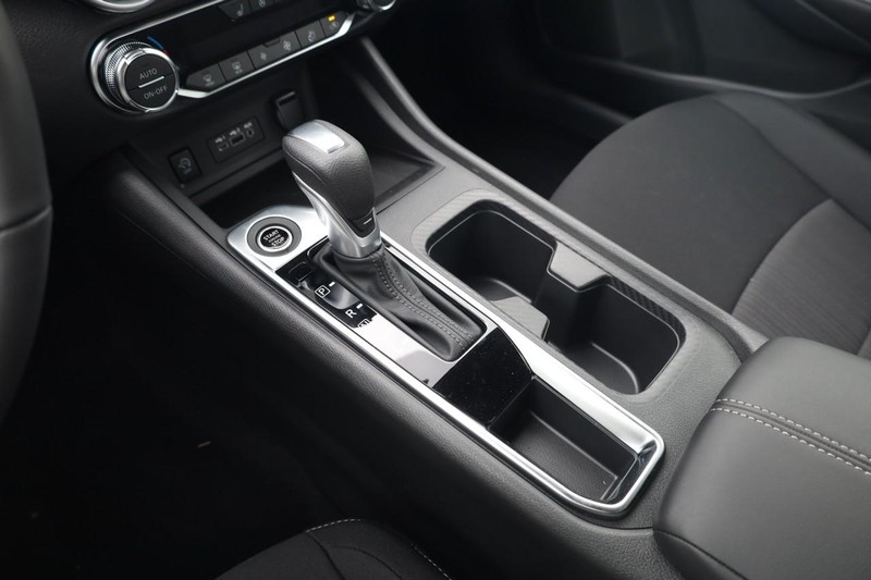 Nissan Sentra Vehicle Image 15
