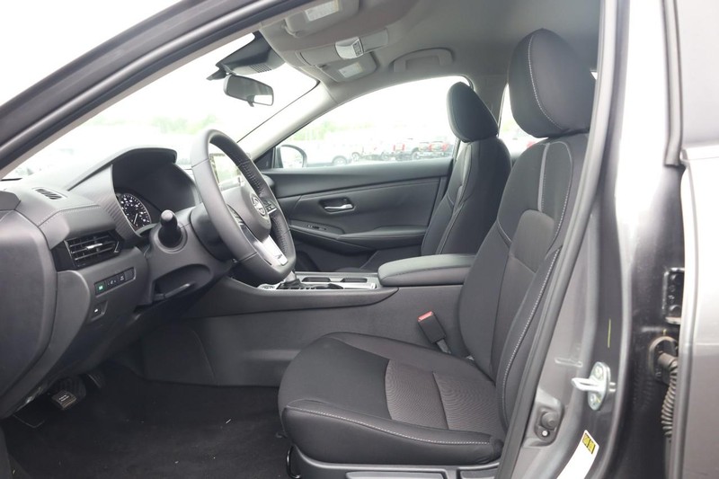 Nissan Sentra Vehicle Image 18