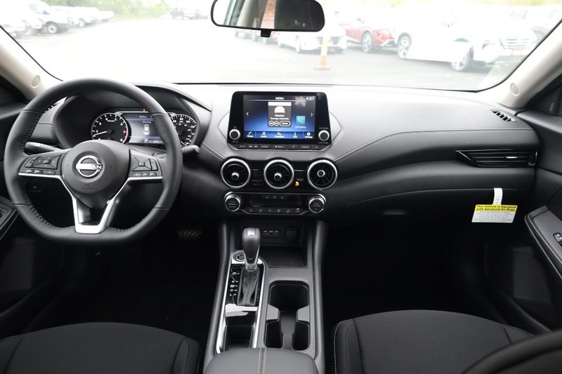 Nissan Sentra Vehicle Image 21