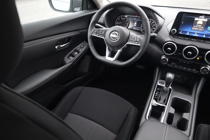 Nissan Sentra Vehicle Image 22