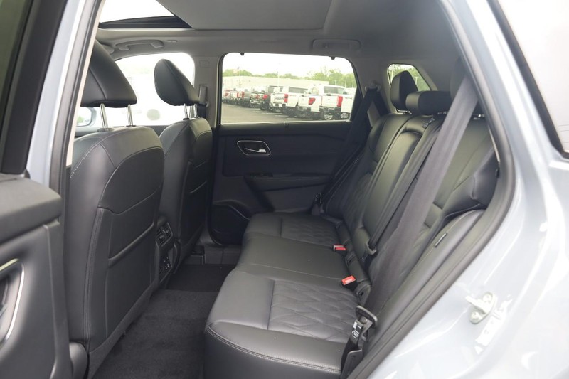 Nissan Rogue Vehicle Image 21