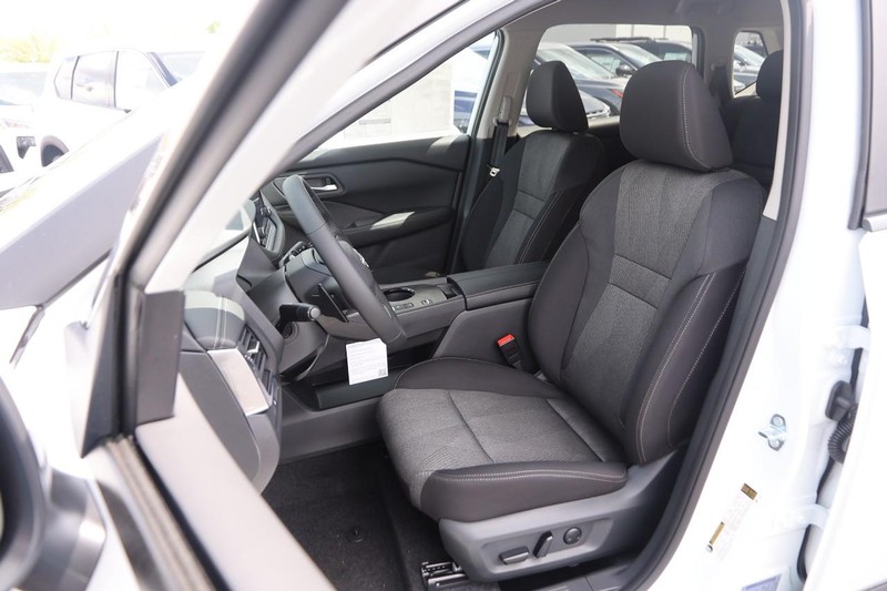 Nissan Rogue Vehicle Image 09