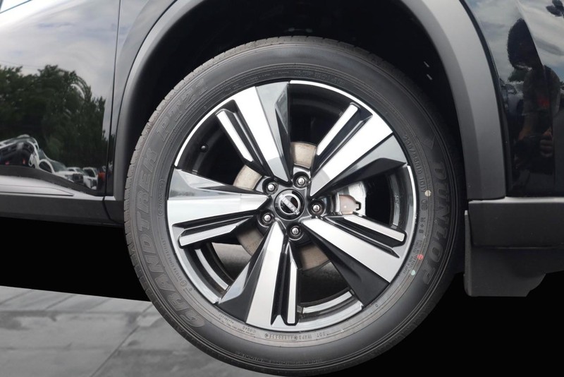 Nissan Rogue Vehicle Image 03