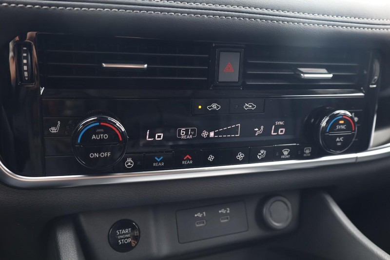 Nissan Rogue Vehicle Image 14