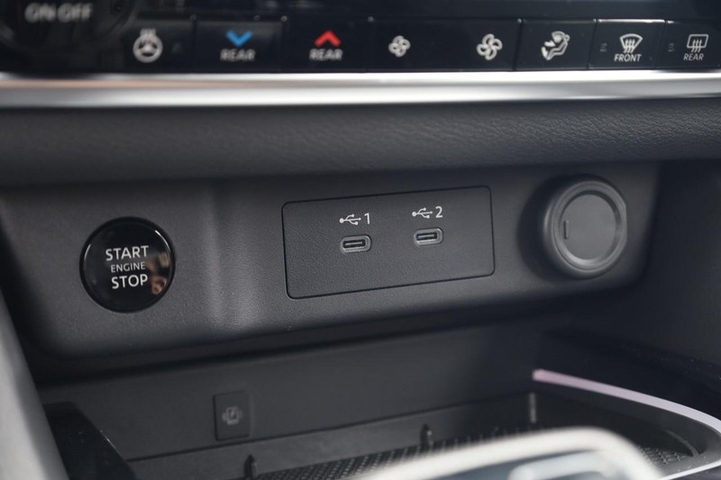 Nissan Rogue Vehicle Image 15
