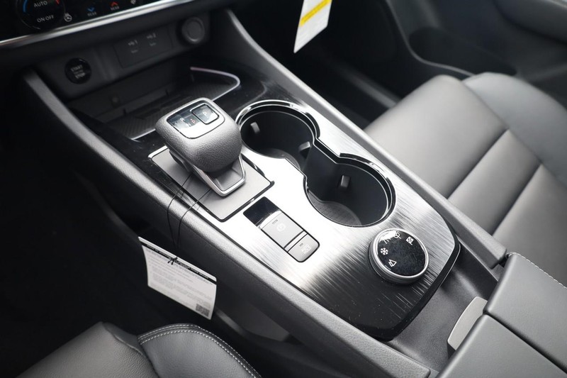 Nissan Rogue Vehicle Image 16