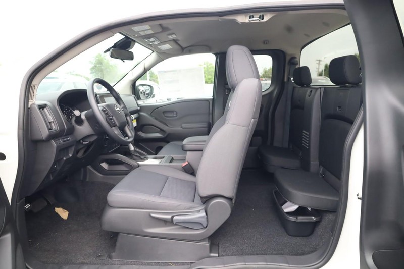 Nissan Frontier Vehicle Image 09