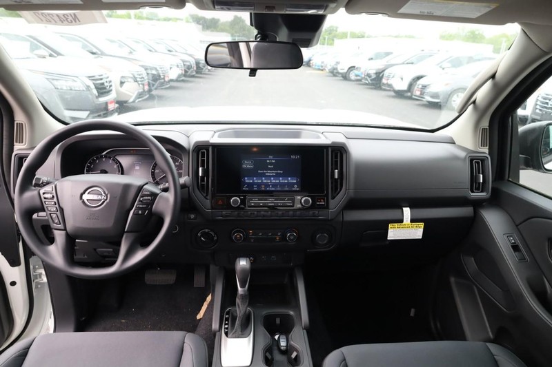Nissan Frontier Vehicle Image 13