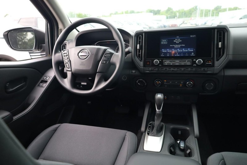 Nissan Frontier Vehicle Image 14