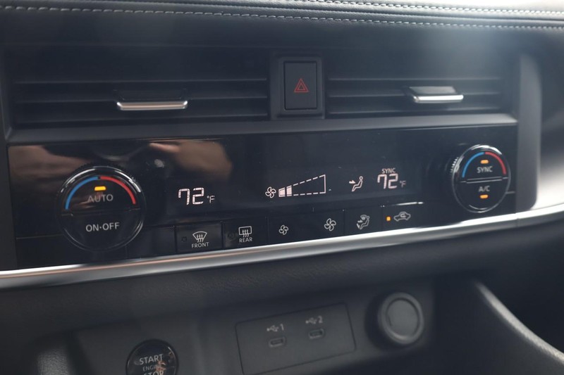 Nissan Rogue Vehicle Image 14