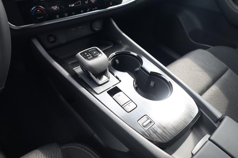 Nissan Rogue Vehicle Image 16