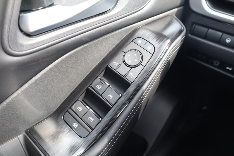 Nissan Rogue Vehicle Image 18