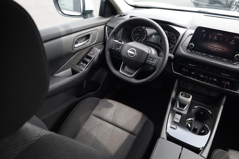 Nissan Rogue Vehicle Image 24