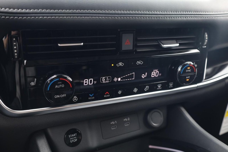 Nissan Rogue Vehicle Image 14