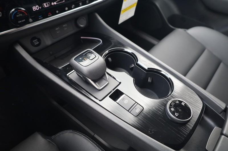 Nissan Rogue Vehicle Image 16