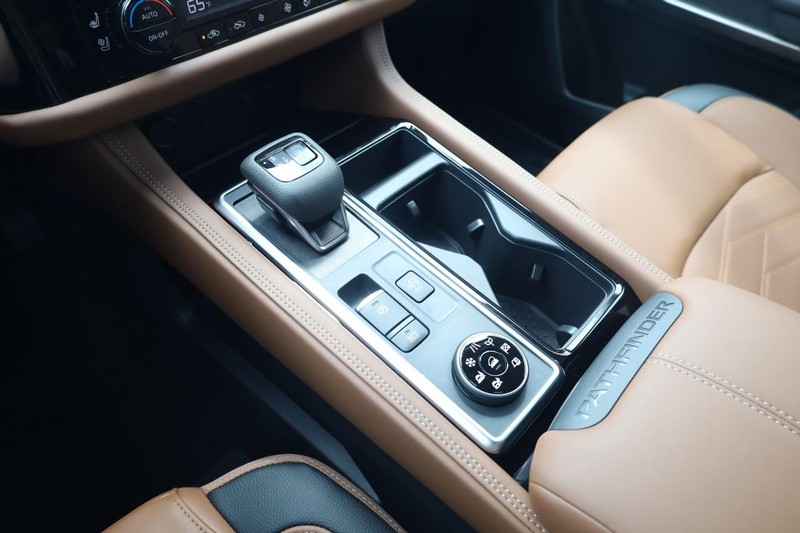 Nissan Pathfinder Vehicle Image 16