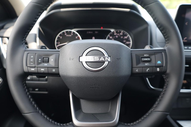 Nissan Rogue Vehicle Image 09