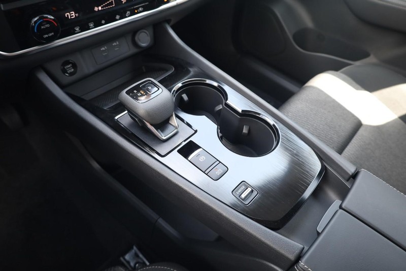 Nissan Rogue Vehicle Image 16