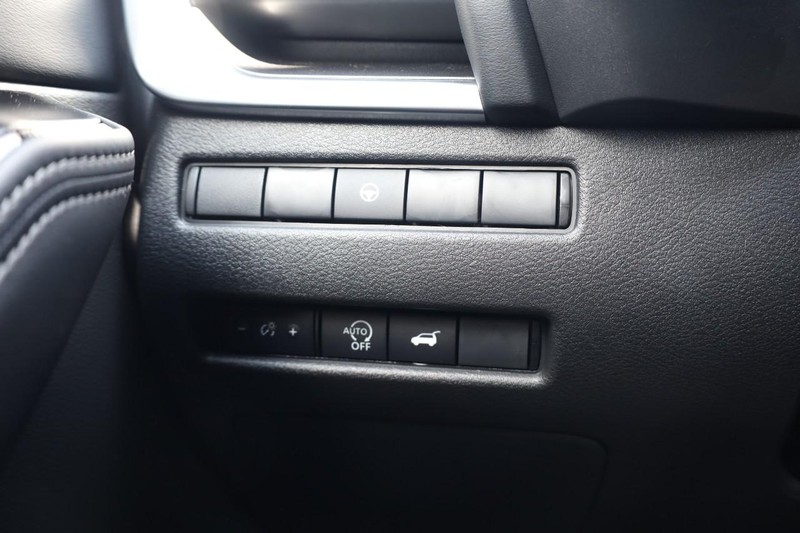 Nissan Rogue Vehicle Image 17