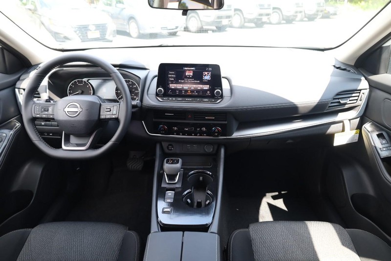 Nissan Rogue Vehicle Image 23