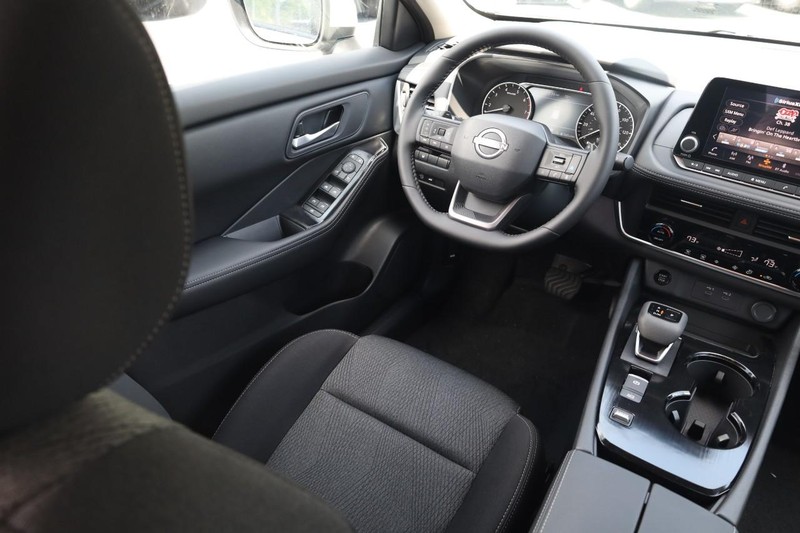 Nissan Rogue Vehicle Image 24