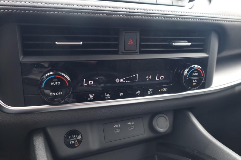 Nissan Rogue Vehicle Image 14