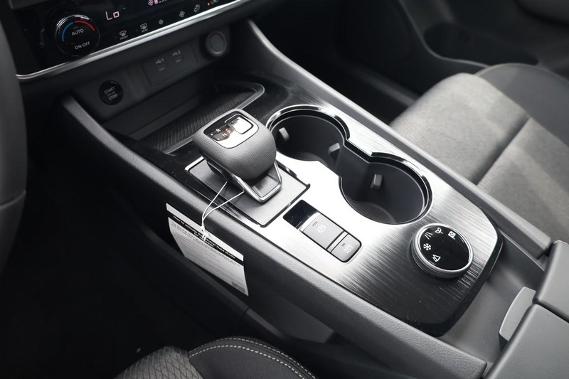 Nissan Rogue Vehicle Image 16