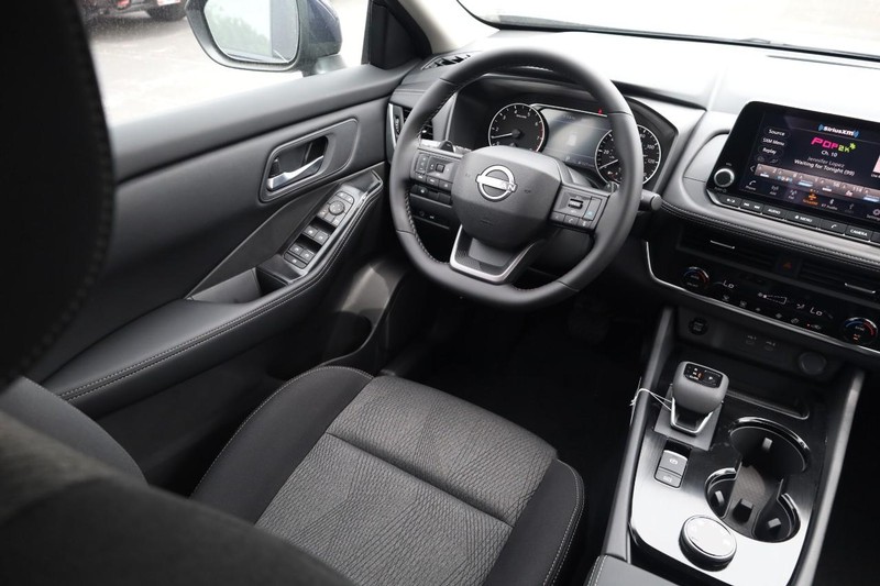 Nissan Rogue Vehicle Image 24
