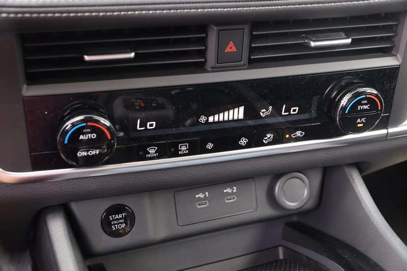 Nissan Rogue Vehicle Image 18