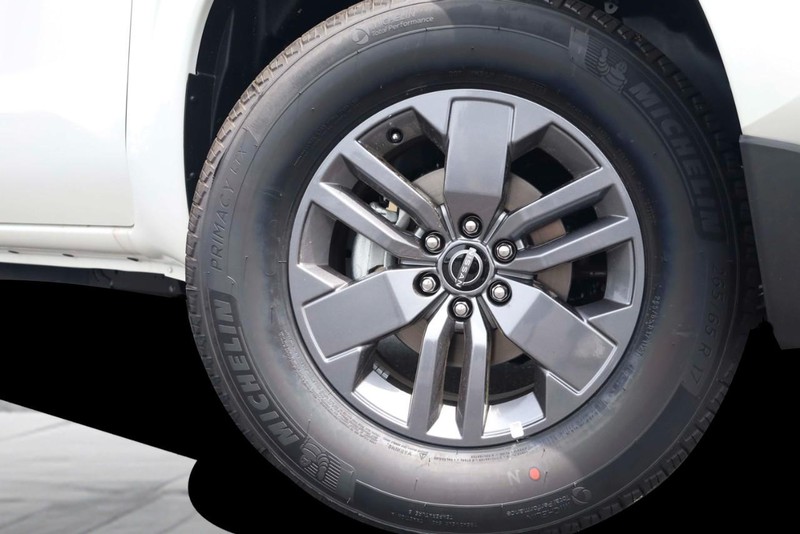 Nissan Frontier Vehicle Image 03