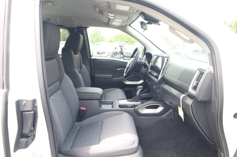 Nissan Frontier Vehicle Image 25