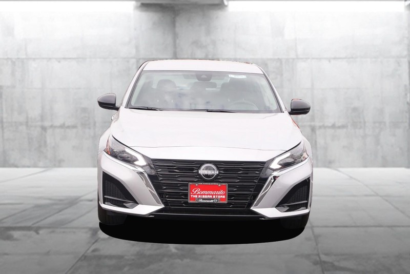 Nissan Altima Vehicle Image 04
