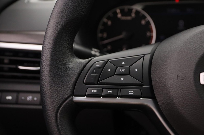 Nissan Altima Vehicle Image 11