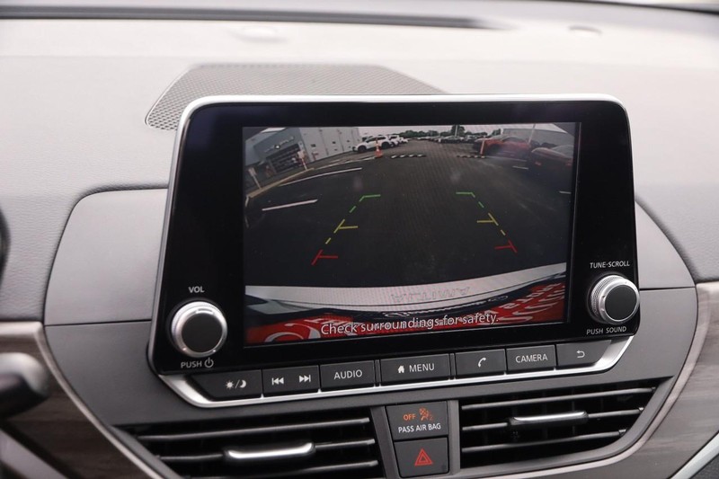 Nissan Altima Vehicle Image 16