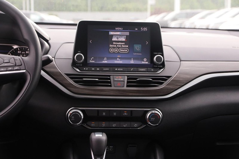 Nissan Altima Vehicle Image 22