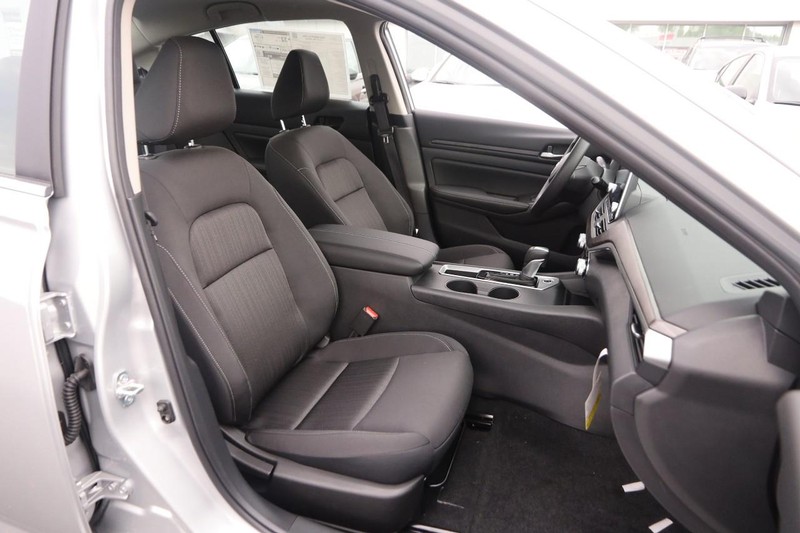 Nissan Altima Vehicle Image 24