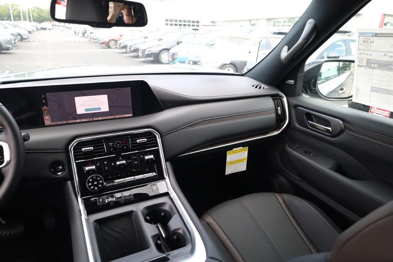 Nissan Armada Vehicle Image 17