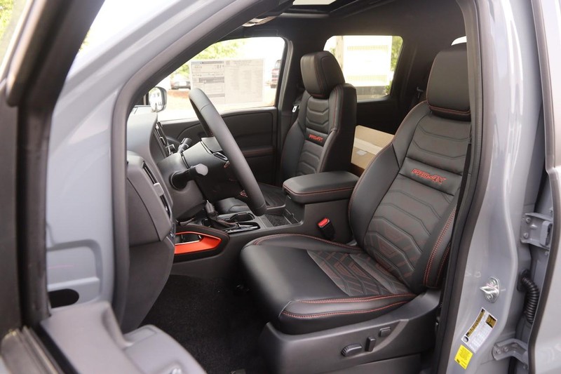 Nissan Frontier Vehicle Image 09